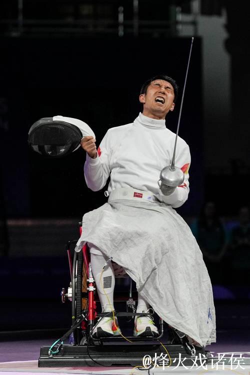 坐轮椅的击剑勇士